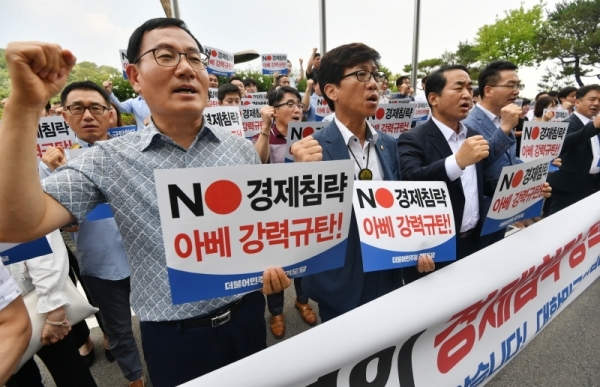 더불어민주당 경기도당 60개 지역위원회 사무국장과 당직자 등 80여 명이 5일 오후 수원 경기도의회 '평화의 소녀상' 앞에서 일본의 화이트리스트(백색 국가) 한국 배제 조치를 강력히 규탄하고 있다. 김시범기자