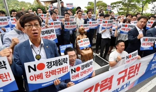 더불어민주당 경기도당 60개 지역위원회 사무국장과 당직자 등 80여 명이 5일 오후 수원 경기도의회 '평화의 소녀상' 앞에서 일본의 화이트리스트(백색 국가) 한국 배제 조치를 강력히 규탄하고 있다. 김시범기자
