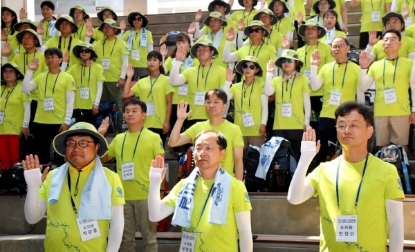 5일 파주시 임진각 DMZ생태관광지원센터에서 “DMZ 155마일 평화의 길을 함께 걷다”란 주제로 열린 ‘DMZ 155마일 대장정 출정식’에서 신명섭 경기도 평화협력국장, 유동규 경기관광공사 사장, 박관열, 유영호, 민경선 경기도의원, 걷기대원 등 참석자들이 선서를 하고 있다.전형민기자