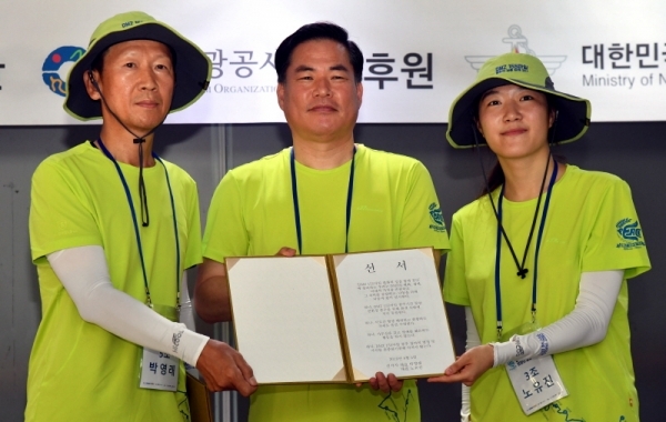 5일 파주시 임진각 DMZ생태관광지원센터에서 “DMZ 155마일 평화의 길을 함께 걷다”란 주제로 열린 ‘DMZ 155마일 대장정 출정식’에서 DMZ 155마일 종주에 도전하는 걷기대원들이 선서를 하고 있다.전형민기자