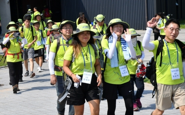 5일 파주시 임진각 DMZ생태관광지원센터에서 “DMZ 155마일 평화의 길을 함께 걷다”란 주제로 열린 ‘DMZ 155마일 대장정 출정식’에서 DMZ 155마일 종주에 도전하는 걷기대원들이 강원도 고성으로 출발하고 있다.전형민기자