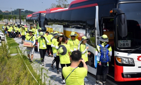 5일 파주시 임진각 DMZ생태관광지원센터에서 “DMZ 155마일 평화의 길을 함께 걷다”란 주제로 열린 ‘DMZ 155마일 대장정 출정식’에서 DMZ 155마일 종주에 도전하는 걷기대원들이 강원도 고성으로 출발하고 있다.전형민기자