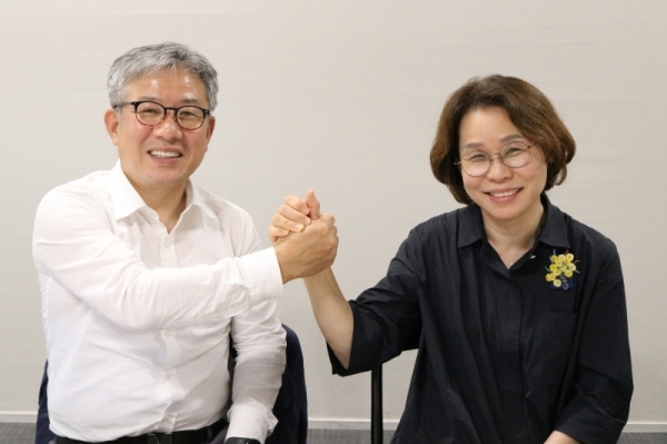 5일 수원시 팔달구 ㈔공감연대 사무실에서 가진 본보 인터뷰에서 (왼쪽부터)조성진·박혜옥 공동대표가 손을 맞잡고 있다. 송우일기자