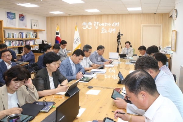 광명시청 시장실에서 일본 정부의 수출규제 조치 강력 대응을 위한 대책회의가 진행되고 있다. 광명시 제공