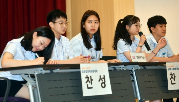 6일 경기일보 주최, 아주대학교 주관으로 아주대학교 종합관에서 열린 ‘제9회 전국학생 글로벌 경제 토론대회’에서 3조 YESS TWO(안양외국어고등학교)팀이  G.O.D.S(우성고등학교)팀과 ‘ILO 핵심협약 비준, 빠르지 않은가?’란 주제로 토론을 벌이고 있다.전형민기자