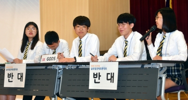 6일 경기일보 주최, 아주대학교 주관으로 아주대학교 종합관에서 열린 ‘제9회 전국학생 글로벌 경제 토론대회’에서 3조 G.O.D.S(dntjd고등학교)팀이  YESS TWO(안양외국어고등학교)팀과‘ILO 핵심협약 비준, 빠르지 않은가?’란 주제로 토론을 벌이고 있다.전형민기자