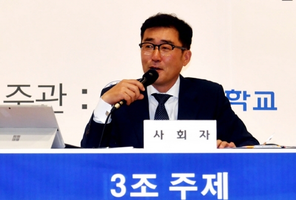 ‘제9회 전국학생 글로벌 경제 토론대회’사회자 권혁성 아주대학교 교수.전형민기자