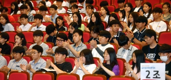 6일 경기일보 주최, 아주대학교 주관으로 아주대학교 종합관에서 열린 ‘제9회 전국학생 글로벌 경제 토론대회’ 개회식에서  참석자들이 박수를 치고 있다.전형민기자