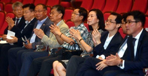 6일 경기일보 주최, 아주대학교 주관으로 아주대학교 종합관에서 열린 ‘제9회 전국학생 글로벌 경제 토론대회’ 개회식에서 원영덕 수원시 경제정책국장, 이종근 수원시의회 기획경제위원장,  최종식 경기일보 기획이사  등 참석자들이 박수를 치고 있다.전형민기자