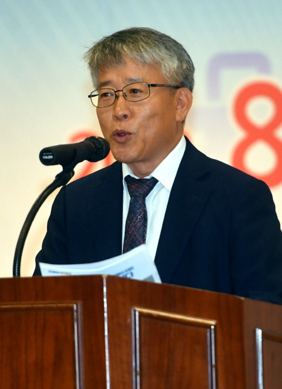 6일 경기일보 주최, 아주대학교 주관으로 아주대학교 종합관에서 열린 ‘제9회 전국학생 글로벌 경제 토론대회’ 개회식에서 최종식 경기일보 기획이사가 인사말을 하고 있다.전형민기자