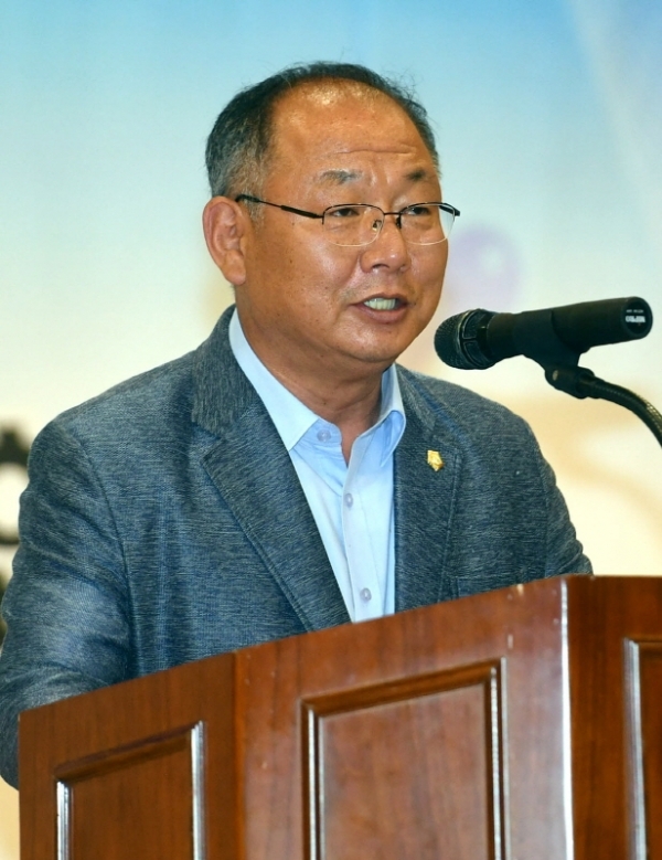 6일 경기일보 주최, 아주대학교 주관으로 아주대학교 종합관에서 열린 ‘제9회 전국학생 글로벌 경제 토론대회’ 개회식에서 이종근 수원시의회 기획경제위원장이 인사말을 하고 있다.전형민기자
