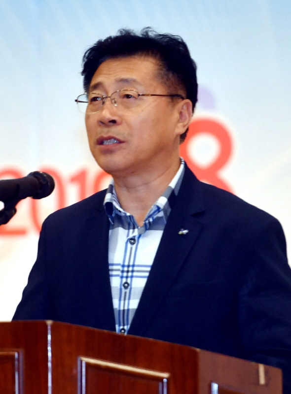 6일 경기일보 주최, 아주대학교 주관으로 아주대학교 종합관에서 열린 ‘제9회 전국학생 글로벌 경제 토론대회’ 개회식에서 원영덕 수원시 경제정책국장이 인사말을 하고 있다.전형민기자
