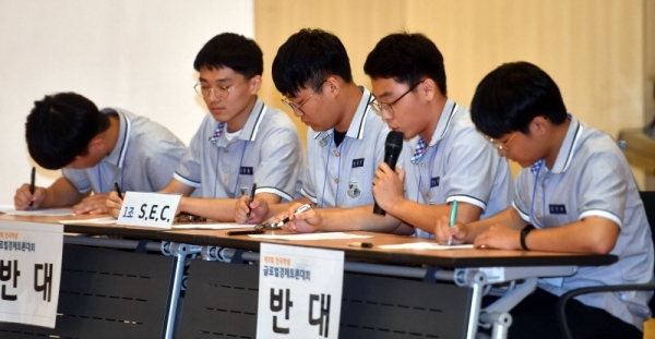 6일 경기일보 주최, 아주대학교 주관으로 아주대학교 종합관에서 열린 ‘제9회 전국학생 글로벌 경제 토론대회’에서 1조  S.E.C(김천고등학교)팀이 청열지사(우성고등학교)팀과‘리디노네이션, 필요한가?’란 주제로 토론을 하고 있다.전형민기자
