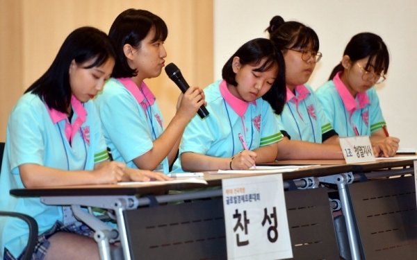 6일 경기일보 주최, 아주대학교 주관으로 아주대학교 종합관에서 열린 ‘제9회 전국학생 글로벌 경제 토론대회’에서 1조 청열지사(우성고등학교)팀이 S.E.C(김천고등학교)팀과 ‘리디노네이션, 필요한가?’란 주제로 토론을 하고 있다.전형민기자
