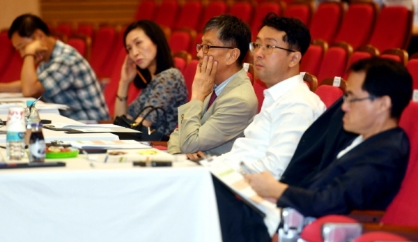 6일 경기일보 주최, 아주대학교 주관으로 아주대학교 종합관에서 열린 ‘제9회 전국학생 글로벌 경제 토론대회’에서 심사위원들이 심사를 하고 있다.전형민기자