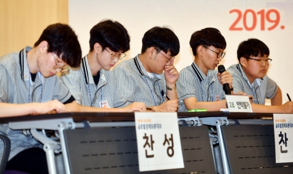 6일 경기일보 주최, 아주대학교 주관으로 아주대학교 종합관에서 열린 ‘제9회 전국학생 글로벌 경제 토론대회’에서 2조 반박불가(북일고등학교)팀이  YESS ONE(안양외국어고등학교팀과‘MMT, 현실성이 있는가?’란 주제로 토론을 벌이고 있다.전형민기자