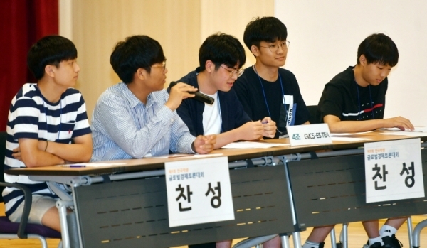 6일 경기일보 주최, 아주대학교 주관으로 아주대학교 종합관에서 열린 ‘제9회 전국학생 글로벌 경제 토론대회’에서 4조GVCS-ESTEA(글로벌선진학교)팀이 시나브로(삼일상업고등학교)팀과 ‘연금자본주의, 자본주의의 미래인가?’란 주제로 토론을 벌이고 있다.전형민기자