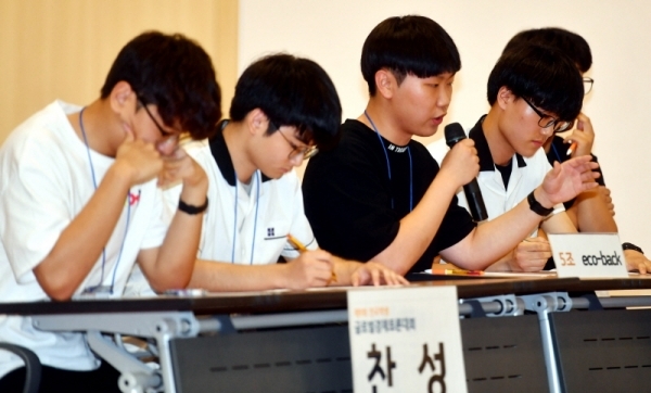 6일 경기일보 주최, 아주대학교 주관으로 아주대학교 종합관에서 열린 ‘제9회 전국학생 글로벌 경제 토론대회’에서 5조 eoo-back(수성고등학교)팀이 TEAM AVENGERS팀과 ‘카풀서비스, 어떻게 할 것인가?’란 주제로 토론을 벌이고 있다.전형민기자