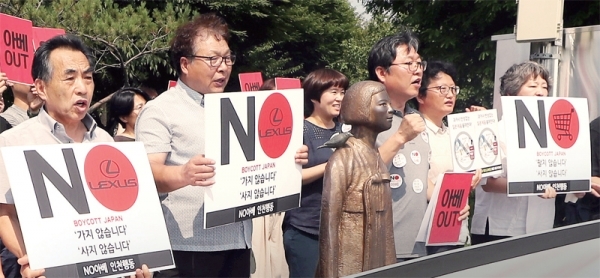 인천지역 시민단체들이 6일 오전 인천 부평구 부평동 부평공원 평화의 소녀상 앞에서 우리나라에 대한 일본의 경제보복을 규탄하는 기자회견을 하고 있다. 연합뉴스