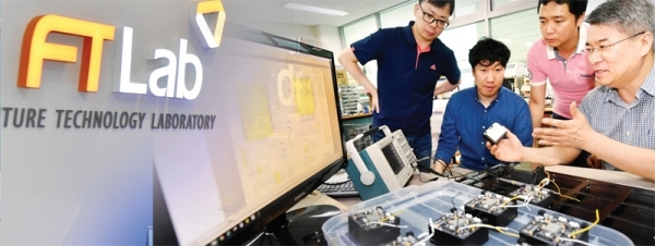 ㈜에프티랩 고재준 대표이사(사진 오른쪽에서 첫 번째)를 비롯한 직원들이 라돈센터에 대해 의견을 내놓으며 연구에 몰두하고 있다. 전형민기자