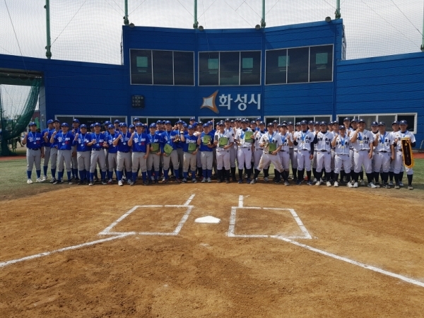제100회 전국체육대회 야구 고등부 경기도대표 선발전에서 우승한 수원 유신고(오른쪽)와 준우승한 성남 야탑고