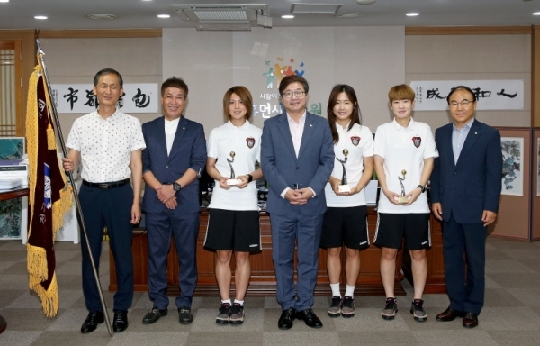 제18회 전국여자축구선수권대회에서 우승한 수원도시공사 여자축구단이 7일 오후 수원시청 시장집무실에서 열린 우승기 봉납식에서 염태영 시장과 기념촬영을 하고 있다. 수원도시공사 제공