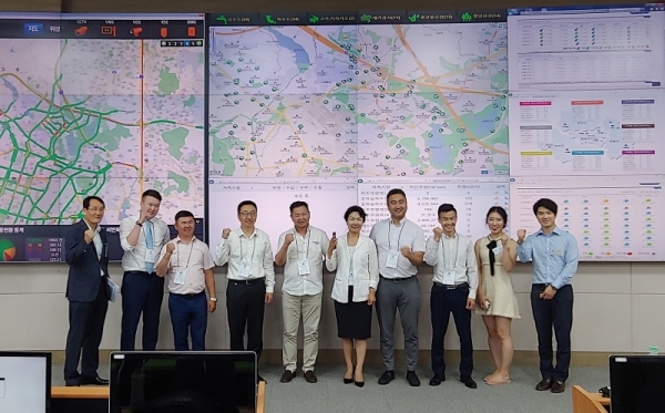 6일 영통구 도시안전통합센터를 찾은 몽골 정부 관계자들과 수원시 관계자들이 다함께 기념촬영을 하고 있다.