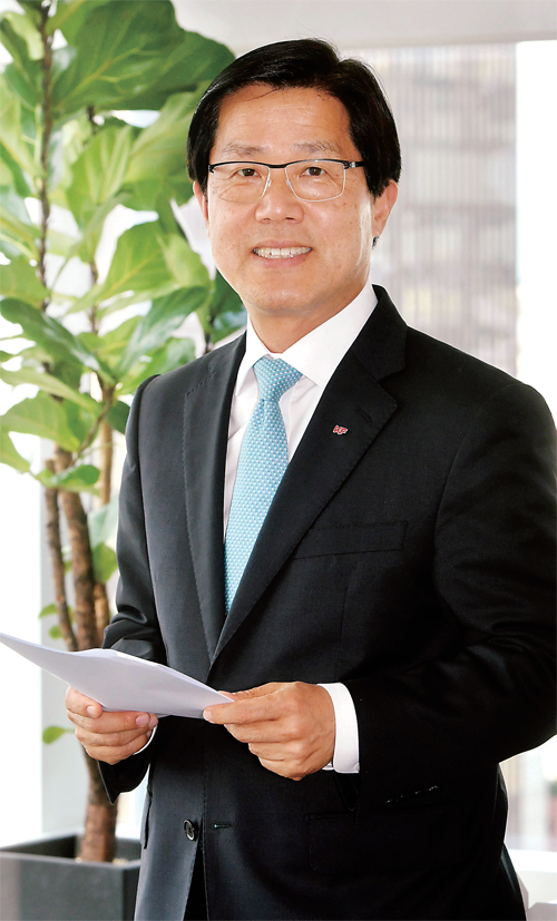 이시형 한국국제교류재단 이사장이 지난 1일 한국국제교류재단 KF 글로벌센터에서 본보와의 인터뷰를 통해 글로벌 리더의 자질을 설명하고 있다. 전형민기자
