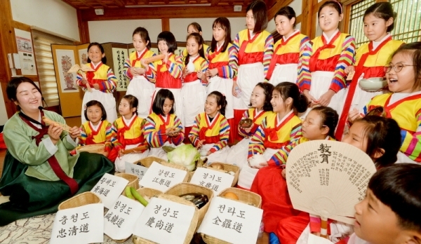‘어린이 수라학교 수원별궁’ 체험행사가 열린 7일 오후 수원전통문화관에서 전통 나인 복장을 갖춰입은 어린이들이 전국 각 지역 특산품에 대해 설명을 듣고 있다. 윤원규기자