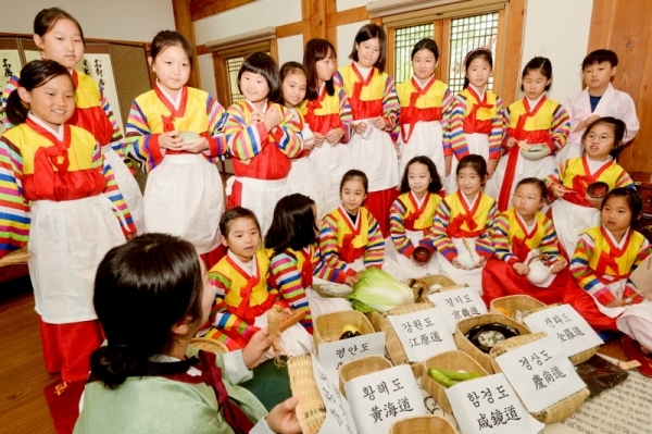 ‘어린이 수라학교 수원별궁’ 체험행사가 열린 7일 오후 수원전통문화관에서 전통 나인 복장을 갖춰입은 어린이들이 전국 각 지역 특산품에 대해 설명을 듣고 있다. 윤원규기자