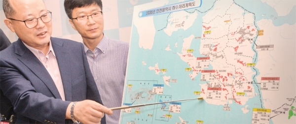 7일 오전 인천시청 브리핑룸에서 백현 인천시 환경국장이 ‘공공하수처리시설 현대화와 증설 및 지반침하 대응을 위한 노후 하수관로 정밀조사 추진’과 관련해 브리핑을 하고 있다. 조주현기자