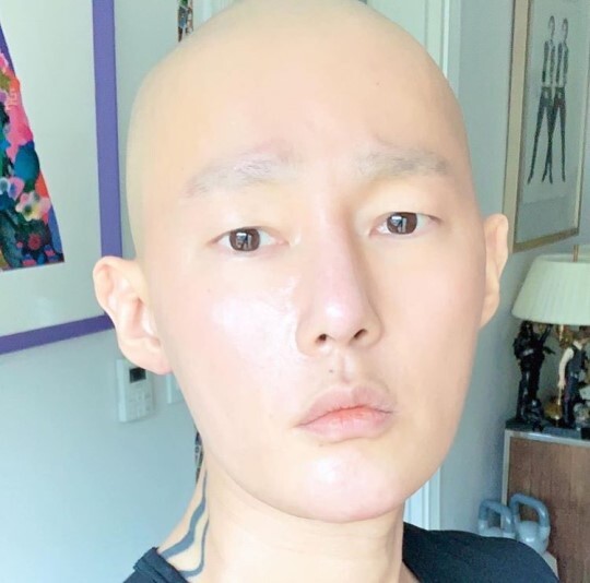 작가 겸 방송인 허지웅이 혈액암 완치 소식을 알렸다. 허지웅 SNS