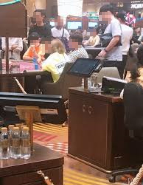 BJ철구가 군 복무 중 도박을 했다는 의혹이 제기돼 논란에 휩싸였다. 온라인 커뮤니티