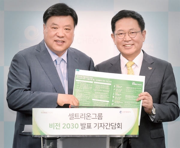 지난 5월 16일 박남춘 인천시장(오른쪽)과 서정진 셀트리온 회장은 인천시청에서 ‘셀트리온 비전 2030’을 발표했다. 이 계획은 셀트리온이 글로벌기업으로 도약하기 위한 핵심 거점을 인천으로 삼겠다는 의지가 담겨 있다. 인천시 제공