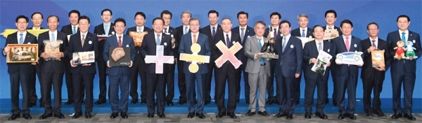 경주 화백컨벤션센터에서 열린 제6회 지방자치의 날 기념식에서 이재명 경기도지사가 문재인 대통령, 전국 시도지사들과 기념촬영을 하고 있다. 경기도 제공