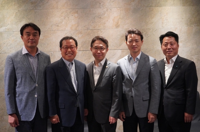 3기 신도시 시장협의회가 국토부 차관 초청 3차 간담회를 가진 후 함께 기념촬영을 하고 있다. (왼쪽부터 김상호 하남시장, 조광한 남양주시장, 박선호 국토부 1차관, 김종천 과천시장, 장덕천 부천시장)