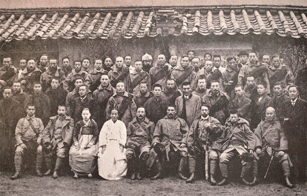 친일파 이용구는 1904년 8월 16일 진보회를 조직후 같은해 12월 4일 일진회로 통합해 매국행위를 앞장서서 자행했다. 1908년 12월 이용구의 집에서 찍은 일진회 자영단 원호대. 일본인들과 뒤섞여 있다.