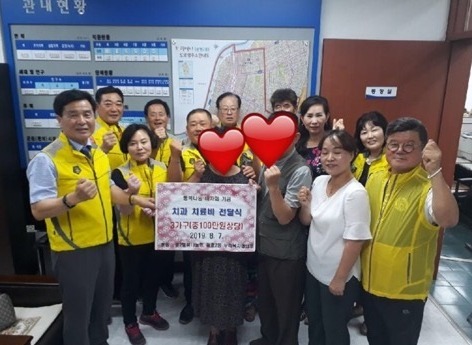 ▲ 광명시 광명2동 행정복지센터는 7일 관내 저소득 어르신 3가구에 치과치료비 100만원을 지원했다. 광명시 제공
