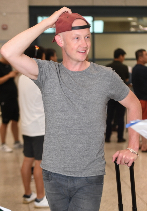 '2019 펜타포트 락 페스티벌'을 하루 앞둔 8일 오후 전세계 싱글차트를 석권한 미국의 얼터너티브 록밴드 더 프레이(The fray)의 보컬리스트 이삭슬레이드(Isacc Slade)가 인천공항 제1여객터미널 입국장을 빠져 나오고 있다.조주현기자