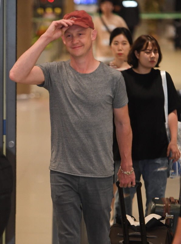 '2019 펜타포트 락 페스티벌'을 하루 앞둔 8일 오후 전세계 싱글차트를 석권한 미국의 얼터너티브 록밴드 더 프레이(The fray)의 보컬리스트 이삭슬레이드(Isacc Slade)가 인천공항 제1여객터미널 입국장을 빠져 나오고 있다.조주현기자