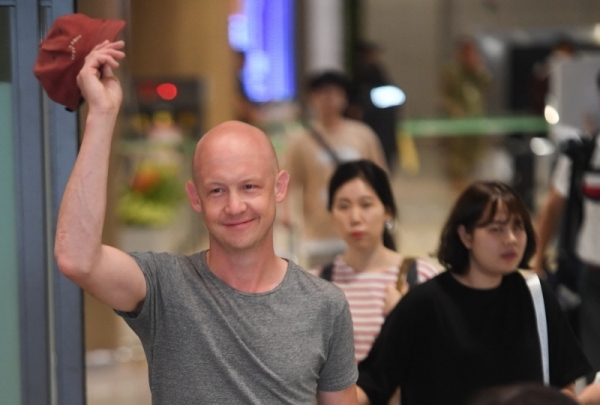 '2019 펜타포트 락 페스티벌'을 하루 앞둔 8일 오후 전세계 싱글차트를 석권한 미국의 얼터너티브 록밴드 더 프레이(The fray)의 보컬리스트 이삭슬레이드(Isacc Slade)가 인천공항 제1여객터미널 입국장을 빠져 나오고 있다.조주현기자