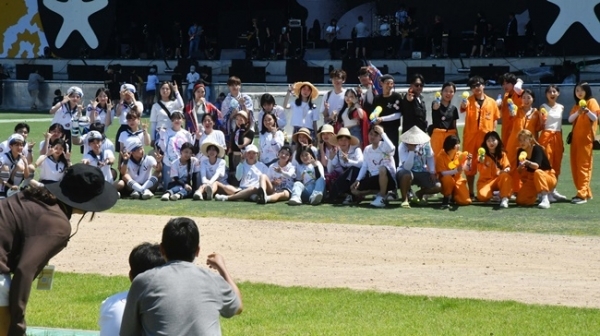 ‘인천 펜타포트 락 페스티벌 2019’가 개막된 9일 인천 송도달빛축제공원에서 펜타드리머 대학생들이 다양한 복장으로 포즈를 취하며 손님을 맞이하고 있다. 오는 11일까지 계속되는 이번 행사는 인천광역시 주최, 인천관광공사와 경기일보가 공동 주관했다. 특별취재반