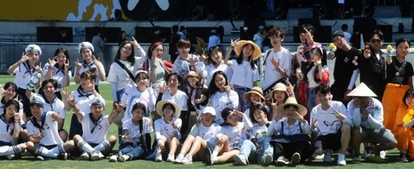 ‘인천 펜타포트 락 페스티벌 2019’가 개막된 9일 인천 송도달빛축제공원에서 펜타드리머 대학생들이 다양한 복장으로 포즈를 취하며 손님을 맞이하고 있다. 오는 11일까지 계속되는 이번 행사는 인천광역시 주최, 인천관광공사와 경기일보가 공동 주관했다. 특별취재반