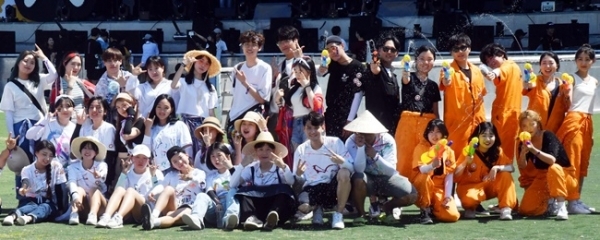 ‘인천 펜타포트 락 페스티벌 2019’가 개막된 9일 인천 송도달빛축제공원에서 펜타드리머 대학생들이 다양한 복장으로 포즈를 취하며 손님을 맞이하고 있다. 오는 11일까지 계속되는 이번 행사는 인천광역시 주최, 인천관광공사와 경기일보가 공동 주관했다. 특별취재반
