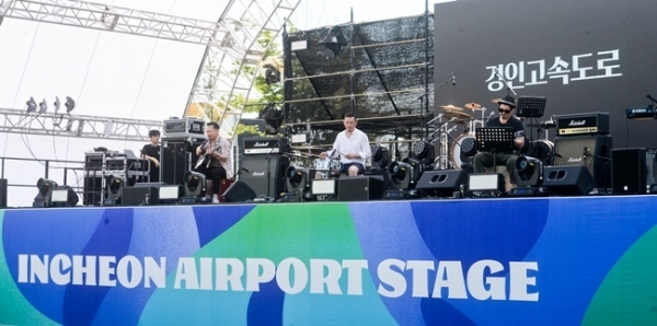 ‘인천 펜타포트 락 페스티벌 2019’가 개막된 9일 인천 송도달빛축제공원에서 밴드 경인고속도로가 멋진 공연을 펼치고 있다. 오는 11일까지 계속되는 이번 행사는 인천광역시 주최, 인천관광공사와 경기일보가 공동 주관했다. 특별취재반