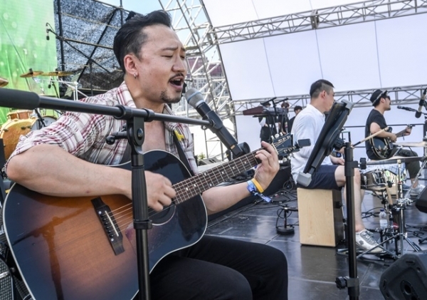 ‘인천 펜타포트 락 페스티벌 2019’가 개막된 9일 인천 송도달빛축제공원에서 밴드 경인고속도로가 멋진 공연을 펼치고 있다. 오는 11일까지 계속되는 이번 행사는 인천광역시 주최, 인천관광공사와 경기일보가 공동 주관했다. 특별취재반