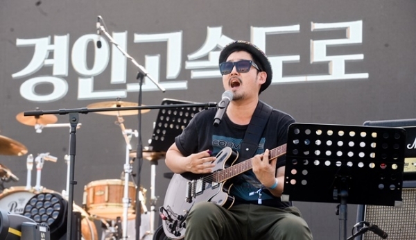‘인천 펜타포트 락 페스티벌 2019’가 개막된 9일 인천 송도달빛축제공원에서 밴드 경인고속도로가 멋진 공연을 펼치고 있다. 오는 11일까지 계속되는 이번 행사는 인천광역시 주최, 인천관광공사와 경기일보가 공동 주관했다. 특별취재반