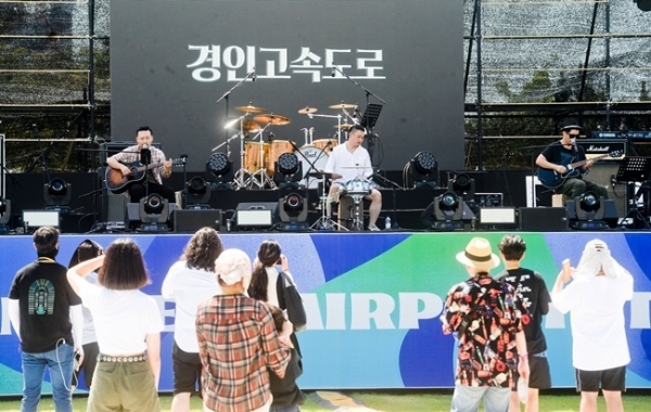 ‘인천 펜타포트 락 페스티벌 2019’가 개막된 9일 인천 송도달빛축제공원에서 밴드 경인고속도로가 멋진 공연을 펼치고 있다. 오는 11일까지 계속되는 이번 행사는 인천광역시 주최, 인천관광공사와 경기일보가 공동 주관했다. 특별취재반