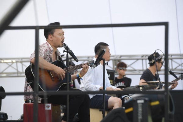 ‘인천 펜타포트 락 페스티벌 2019’가 개막된 9일 인천 송도달빛축제공원에서 밴드 경인고속도로가 멋진 공연을 펼치고 있다. 오는 11일까지 계속되는 이번 행사는 인천광역시 주최, 인천관광공사와 경기일보가 공동 주관했다. 특별취재반