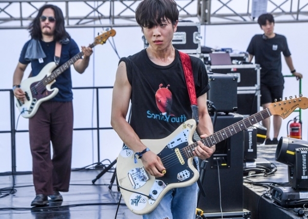 ‘인천 펜타포트 락 페스티벌 2019’가 개막된 9일 인천 송도달빛축제공원에서 밴드 '꼬리물기'가 공연을 펼치고 있다. 오는 11일까지 계속되는 이번 행사는 인천광역시 주최, 인천관광공사와 경기일보가 공동 주관했다. 특별취재반